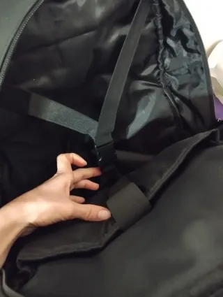 Zaino gommato con zip nero