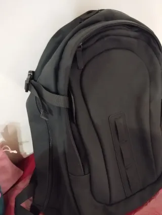 Zaino gommato con zip nero