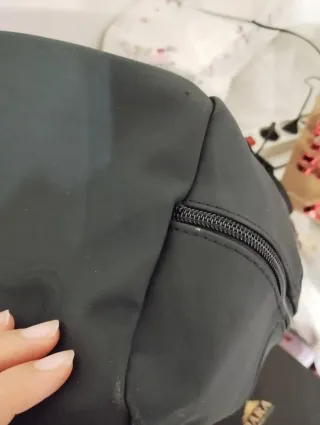 Zaino gommato con zip nero