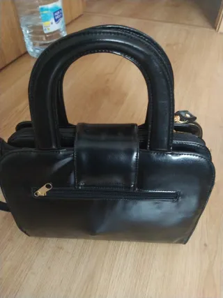 Bolso negro de mano y hombro