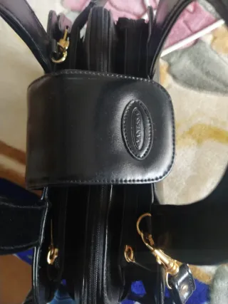 Bolso negro de mano y hombro