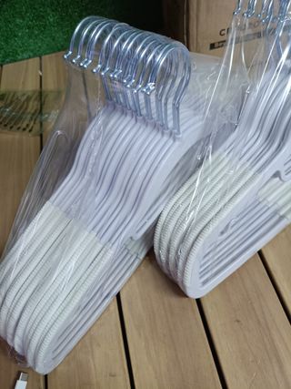 Perchas SONGMICS, paquete de 50, perchas de plástico resistentes, antideslizantes, Space-S