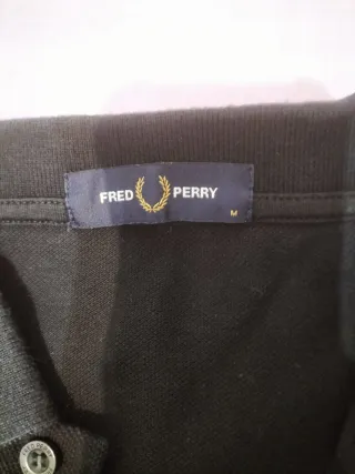 Polo Fred Perry Negro con Detalles Rojos