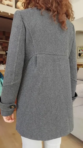 Abrigo gris, válido para premamá