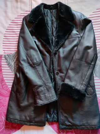 Abrigo polipiel negro