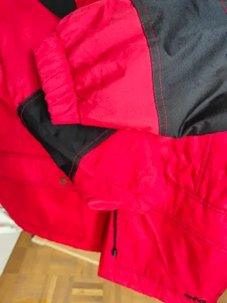 Abrigo acolchado nieve rojo y negro