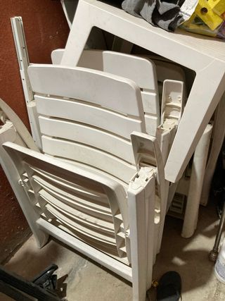 Butacas y tumbonas de plástico blanco