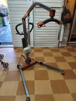 Cama ortopédica con grúa