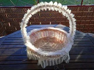 Cesta de mimbre decorada