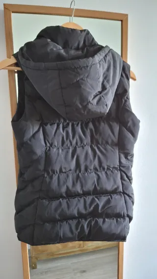 Chaleco acolchado con capucha