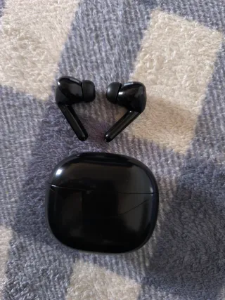 Auriculares negros con pantalla LED