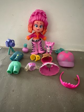 Muñeca pequeña con accesorios