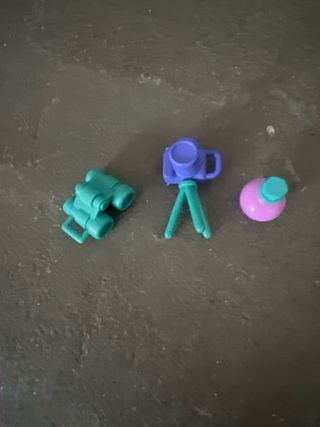 Muñeca pequeña con accesorios