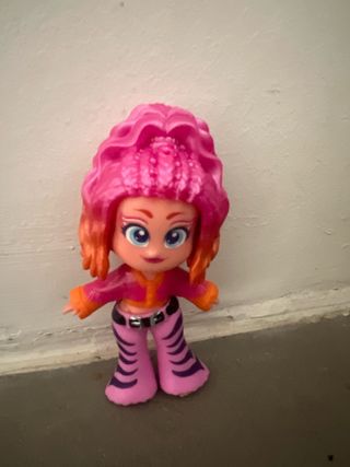 Muñeca pequeña con accesorios
