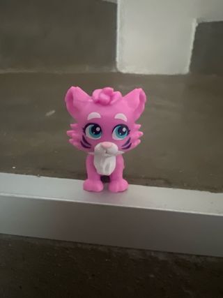 Muñeca pequeña con accesorios