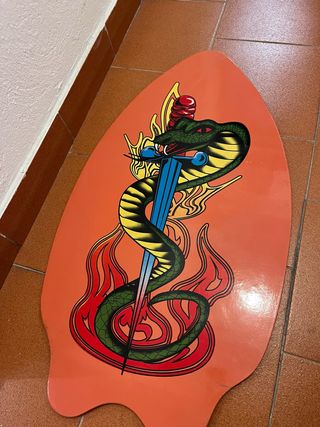 Tabla de madera con diseño de serpiente