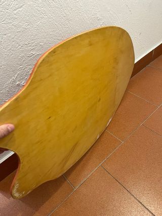 Tabla de madera con diseño de serpiente