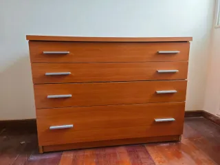 Cómoda de madera con 4 cajones