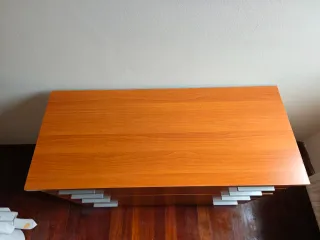Cómoda de madera con 4 cajones