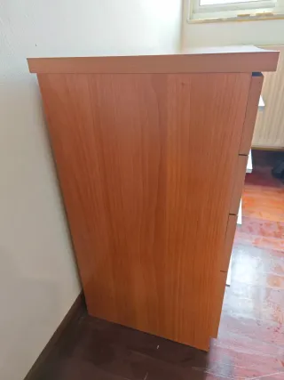 Cómoda de madera con 4 cajones