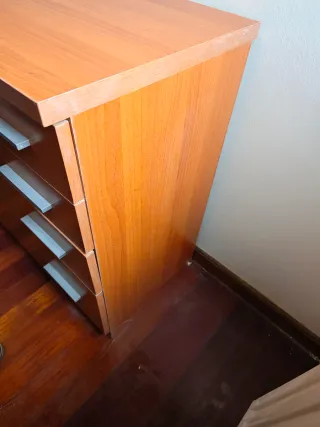 Cómoda de madera con 4 cajones