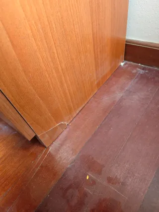 Cómoda de madera con 4 cajones