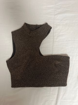 Top asimétrico brillante dorado