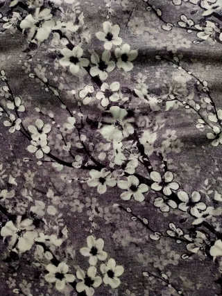 Blusa floral gris y blanco