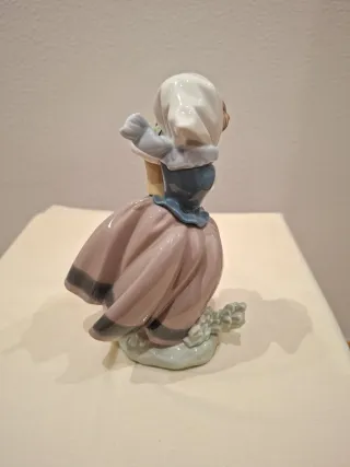 Figura Lladró niña con planta en maceta.  Perfecta