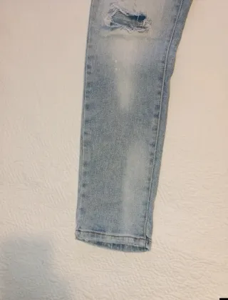 Pantalón vaquero Zara roto desgastado