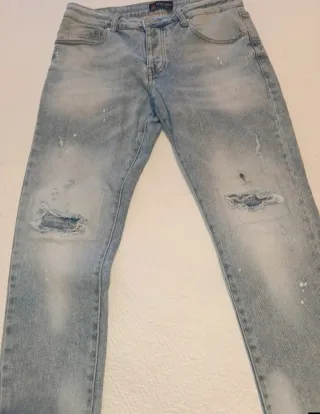 Pantalón vaquero Zara roto desgastado