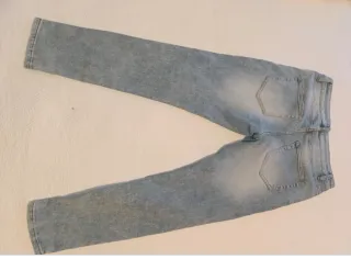 Pantalón vaquero Zara roto desgastado