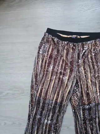 Pantalones de lentejuelas dorados y plateados