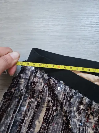 Pantalones de lentejuelas dorados y plateados