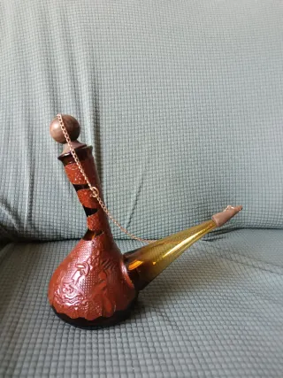 Porrón de vino ámbar tapizado