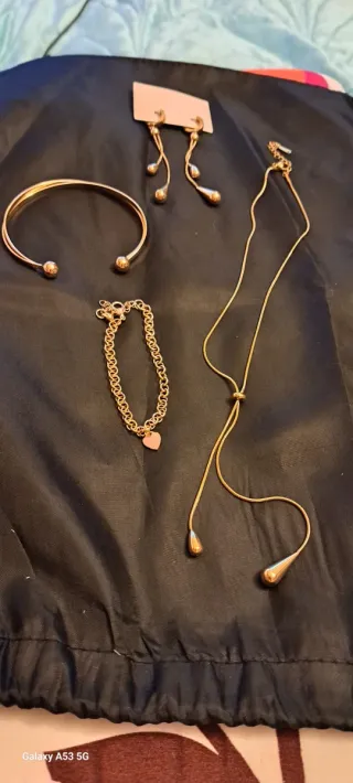 Conjunto de joyas: colgante, pendientes y pulseras