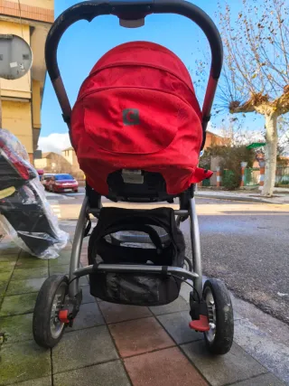 Carrito de bebé rojo