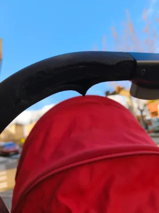 Carrito de bebé rojo