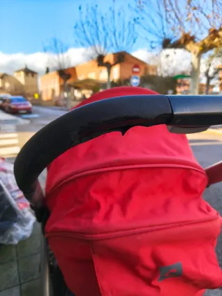 Carrito de bebé rojo