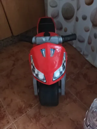 Moto infantil roja