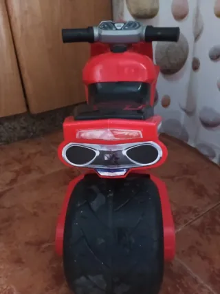 Moto infantil roja