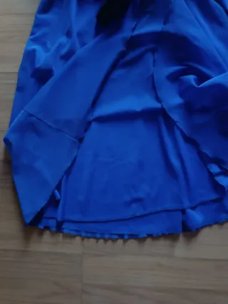 Vestido azul con flores y tiras negras