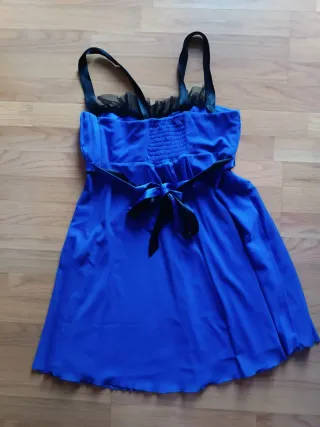 Vestido azul con flores y tiras negras