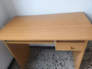 Escritorio madera claro con cajón.