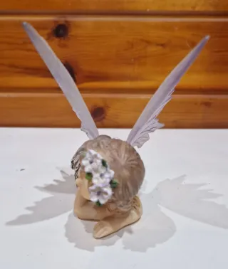 Figura de Hada con Alas Moradas