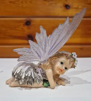 Figura de Hada con Alas Moradas