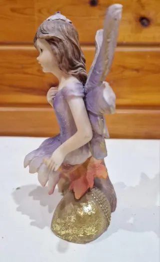 Figura de Hada con Alas Moradas