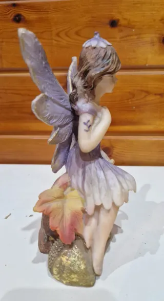 Figura de Hada con Alas Moradas