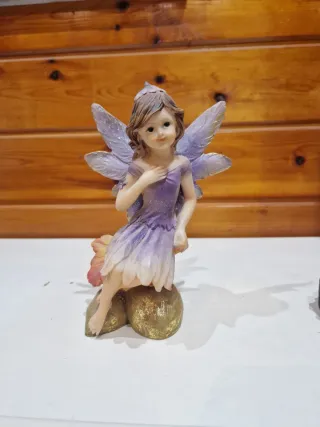 Figura de Hada con Alas Moradas