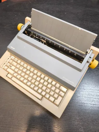Máquina de escribir Olivetti ET personal 55